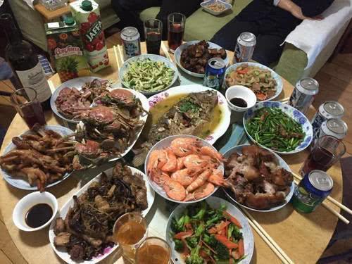 吃瓜东北哥俩家,揭秘东北家庭的生活点滴