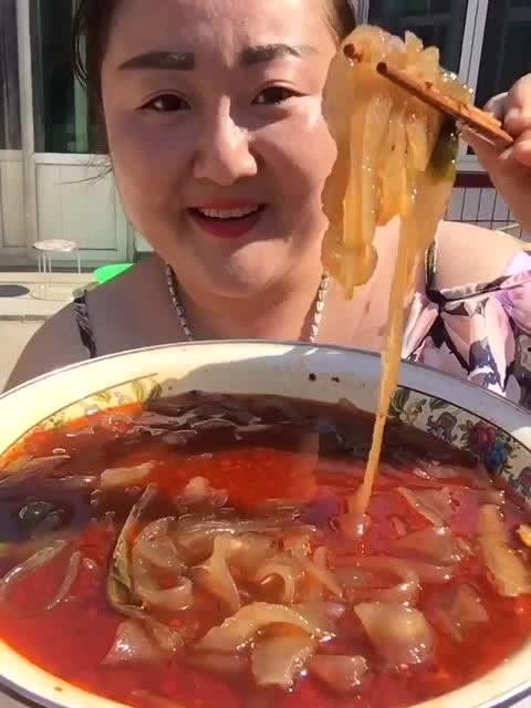 瓜妈和瓜大姐吃酸辣粉,舌尖上的美味之旅