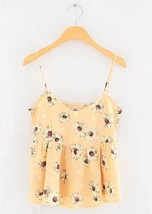 吊带背心女吃瓜,吊带背心女神演绎夏日吃瓜风潮