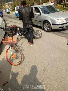 坐在板凳上吃瓜